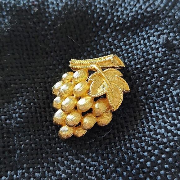 Crown Trifari Brushed Goldtone Grape Cluster Pin Brooch Vintage - Picture 7 of 8